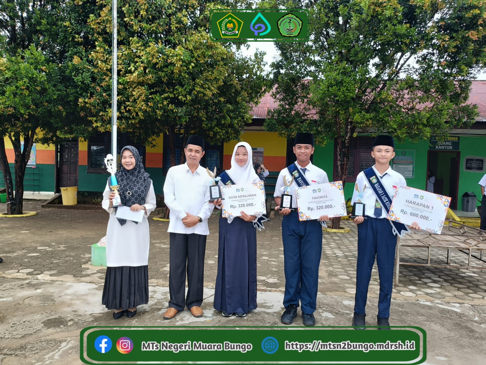 PEMBERIAN PIALA DAN PENGHARGAAN KEPADA SISWA/I DAN GURU MTsN 2 BUNGO