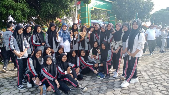 Seluruh Siswa MTsN 2 Bungo Meriahkan Jalan Santai HAB Kementerian Agama