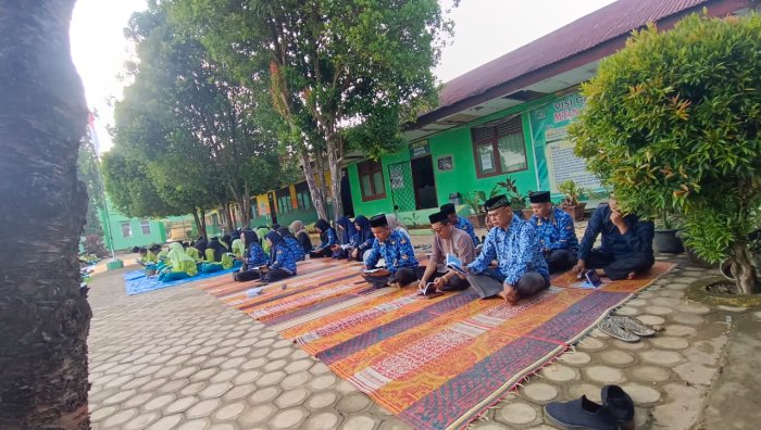 MTsN 2 Bungo Gelar Yasinan Jumat Berkah di Lapangan MTsN 2 Bungo Gelar Yasinan Jumat Berkah di Lapangan