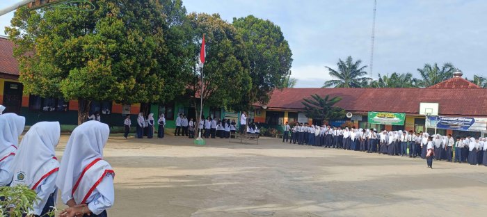 Pembina Upacara Sampaikan Amanat tentang Semangat Kepahlawanan di MTsN 2 Bungo Pembina Upacara Sampaikan Amanat tentang Semangat Kepahlawanan di MTsN 2 Bungo