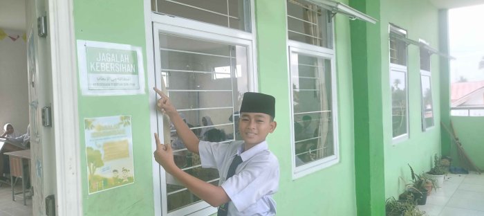 Kelas VII D Antusias Pasang Poster Imbauan Kebersihan di Depan Kelas