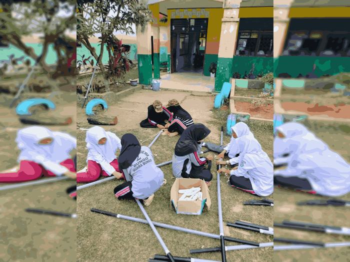 Anggota Pramuka MTsN 2 Bungo Bangun Gapura Pionering Anggota Pramuka MTsN 2 Bungo Bangun Gapura Pionering