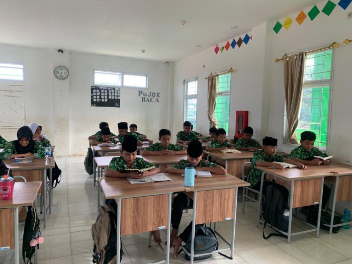 Siswa MTsN 2 Bungo Awali Hari dengan Tadarusan Pagi