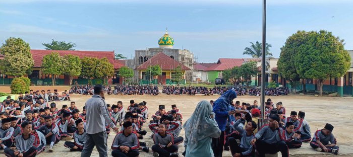 Tingkatkan Kedisiplinan, MTsN 2 Bungo Gelar Razia Kerapian Usai Senam Sehat