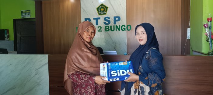 Penyerahan Kertas ATK untuk Guru Digelar di Ruang TU