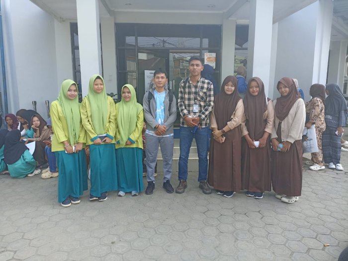 Setia Mendampingi, Pak Firdaus Pastikan Pencairan PIP Siswa MTsN 2 Bungo di BRI Berjalan Mulus