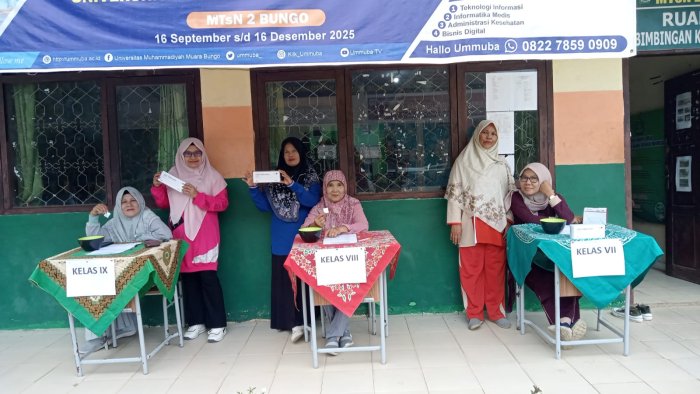 Guru MTsN 2 Bungo Bagikan Tablet Tambah Darah untuk Siswi