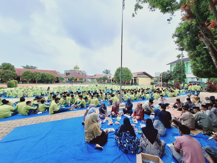 Sambut Ramadhan 1447 H, Keluarga Besar MTsN 2 Bungo Gelar Makan Bersama di Lapangan Madrasah