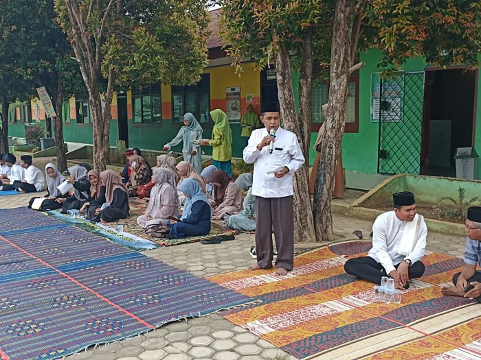 Kepala MTsN 2 Bungo Sampaikan Sambutan Sebelum Acara Inti Peringatan Isra Miraj