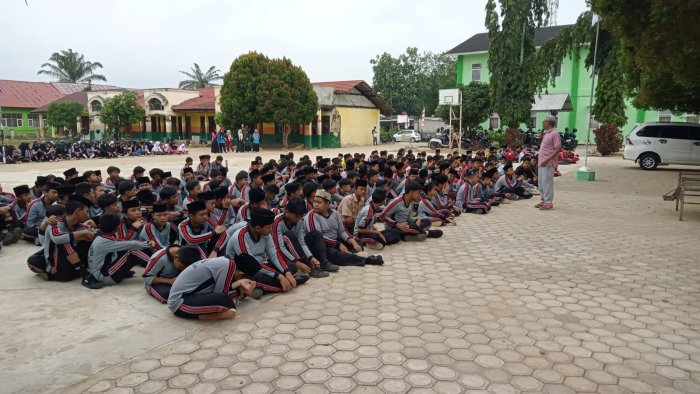 Waka Humas Sampaikan Pesan Disiplin kepada Siswa MTsN 2 Bungo
