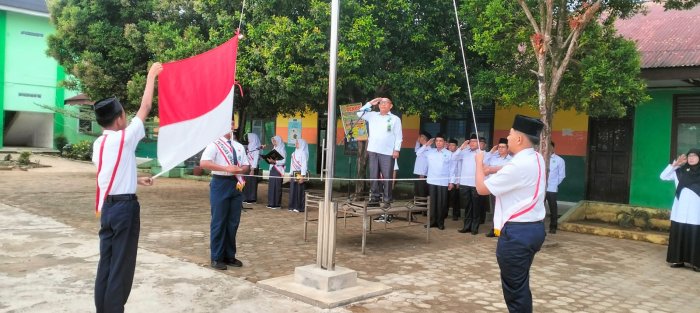 Kasi Madrasah Kemenag Bungo Pimpin Upacara di MTsN 2, Tekankan Kedisiplinan dan Kualitas Pendidikan