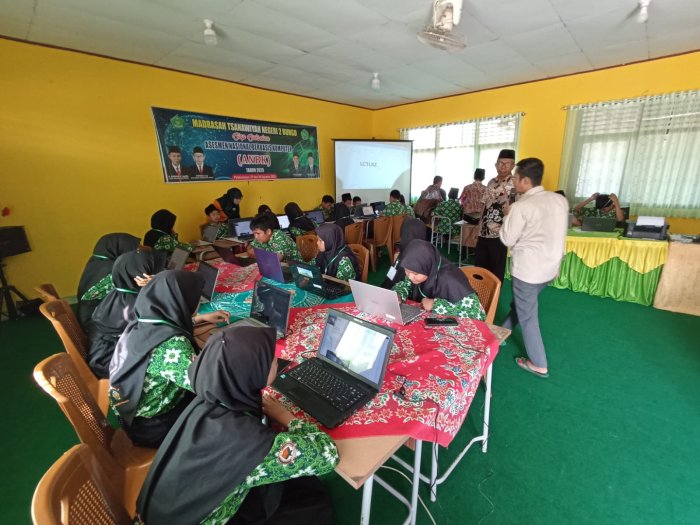 50 Siswa MTsN 2 Bungo Antusias Ikuti Hari Pertama ANBK 2025