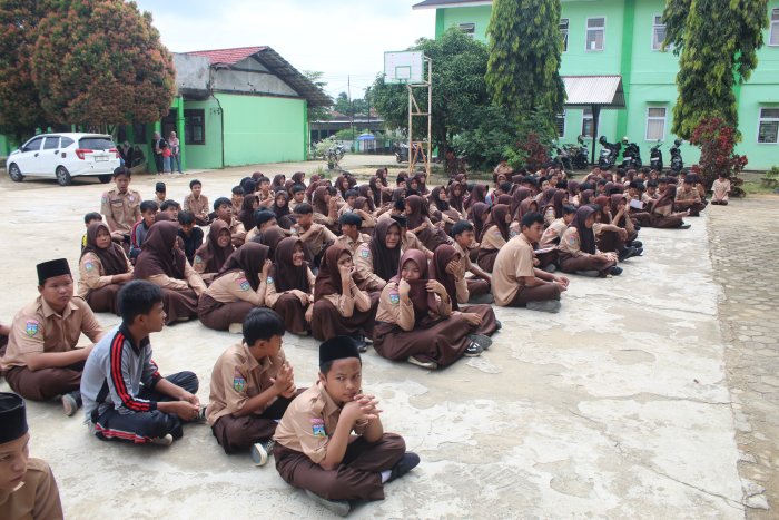 MTsN 2 Bungo Laksanakan Pembagian Rapor oleh Wali Kelas di Masing-Masing Kelas