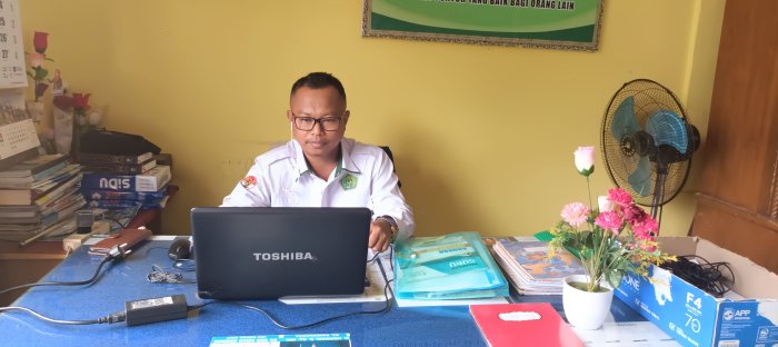 Guru BK Minta Siswa Tertib Gunakan Atribut Senin Sesuai Aturan