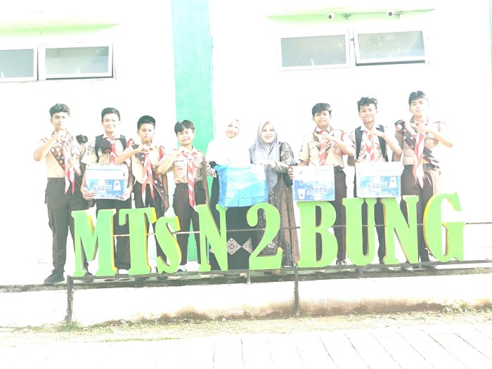 Sapa Ramadhan dengan Kebaikan, Pasgam MTsN 2 Bungo Bagikan Takjil di Simpang Perumnas