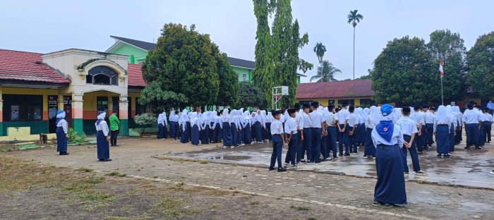 Kesigapan PMR Terlihat dalam Pengamanan Kesehatan Saat Upacara Bendera Kesigapan PMR Terlihat dalam Pengamanan Kesehatan Saat Upacara Bendera