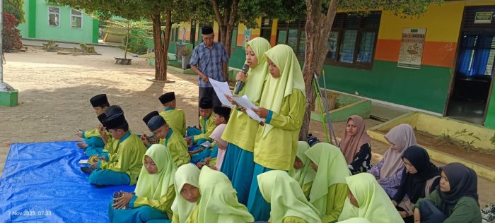 Siswa MTsN 2 Bungo Sampaikan Pidato Inspiratif di Lapangan