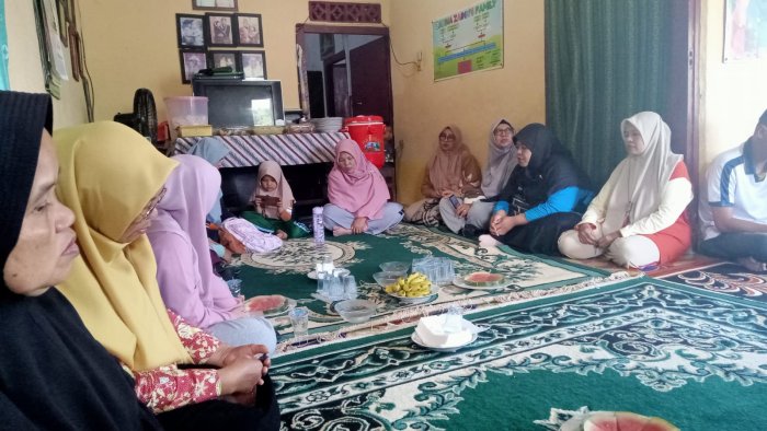 Keluarga Besar MTsN 2 Bungo Gelar Takziah ke Rumah Duka Orang Tua Ibu Sefty Arabiyah, S.Ag