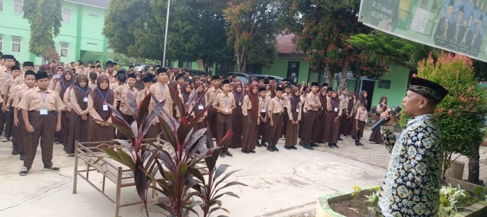 Sukseskan Ujian Semester Genap, Ketua Panitia Bapak Drs. Amran Amir Beri Arahan Tegas Terkait Teknis dan Kerapian Siswa