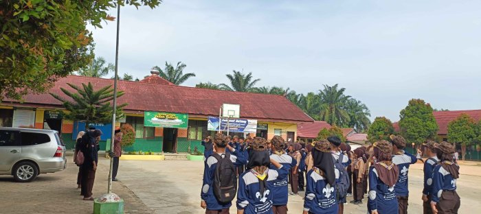 Penghormatan Kepada Kepala Madrasah Sebelum Keberangkatan Pramuka MTsN 2 Bungo ke Bumi Perkemahan Candika Penghormatan Kepada Kepala Madrasah Sebelum Keberangkatan Pramuka MTsN 2 Bungo ke Bumi Perkemahan Candika