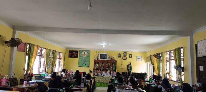 Semangat Baru! Guru MTsN 2 Bungo Gelar Rapat Awal Tahun Ajaran 2026/2027 di Hari Pertama Masuk Kerja