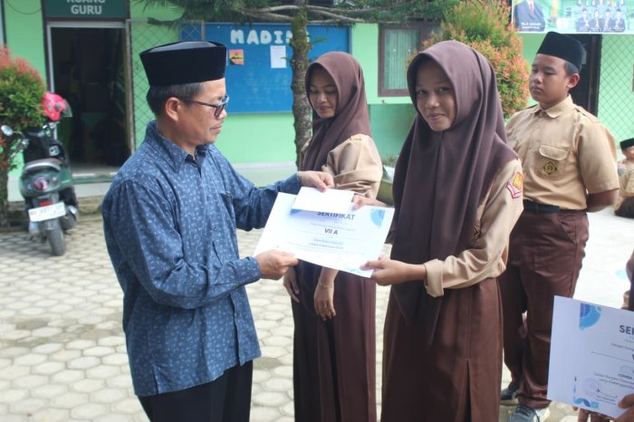 Waka Kurikulum MTsN 2 Bungo Serahkan Piagam kepada Kelas Juara Class Meeting