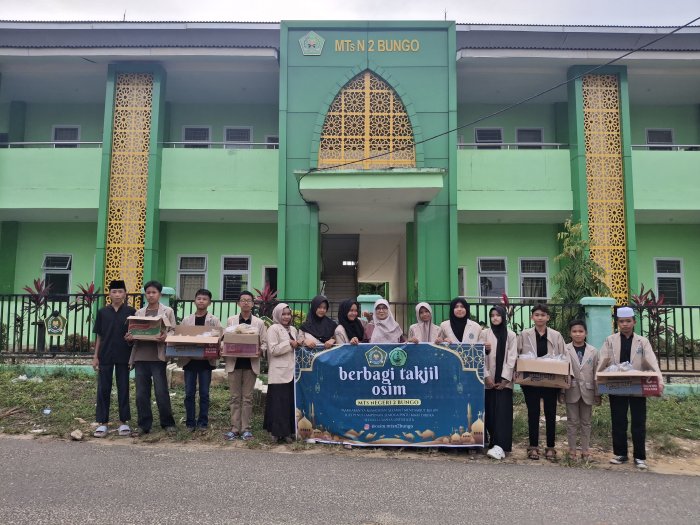 Sambut Ramadan dengan Kepedulian, OSIM MTsN 2 Bungo Gelar Aksi Berbagi Takjil