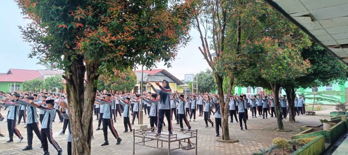 Senam Sehat Perdana Semester Genap di MTsN 2 Bungo
