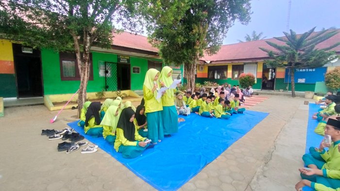 Latih Percaya Diri, Siswa VII E Sampaikan Kultum di Jumat Religi MTsN 2 Bungo