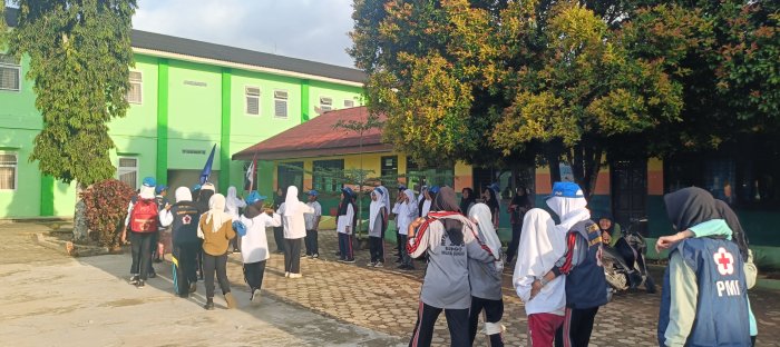 Anggota PMR MTsN 2 Bungo Lakukan Latihan Rutin di Madrasah