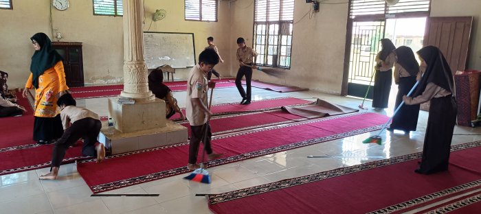 Siswa MTsN 2 Bungo Bersihkan Musholla Sambut Maulid Nabi