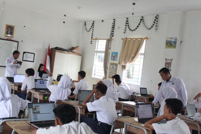 Intip Kesibukan Proktor dan Teknisi di Balik Layar Kesuksesan TKA MTsN 2 Bungo