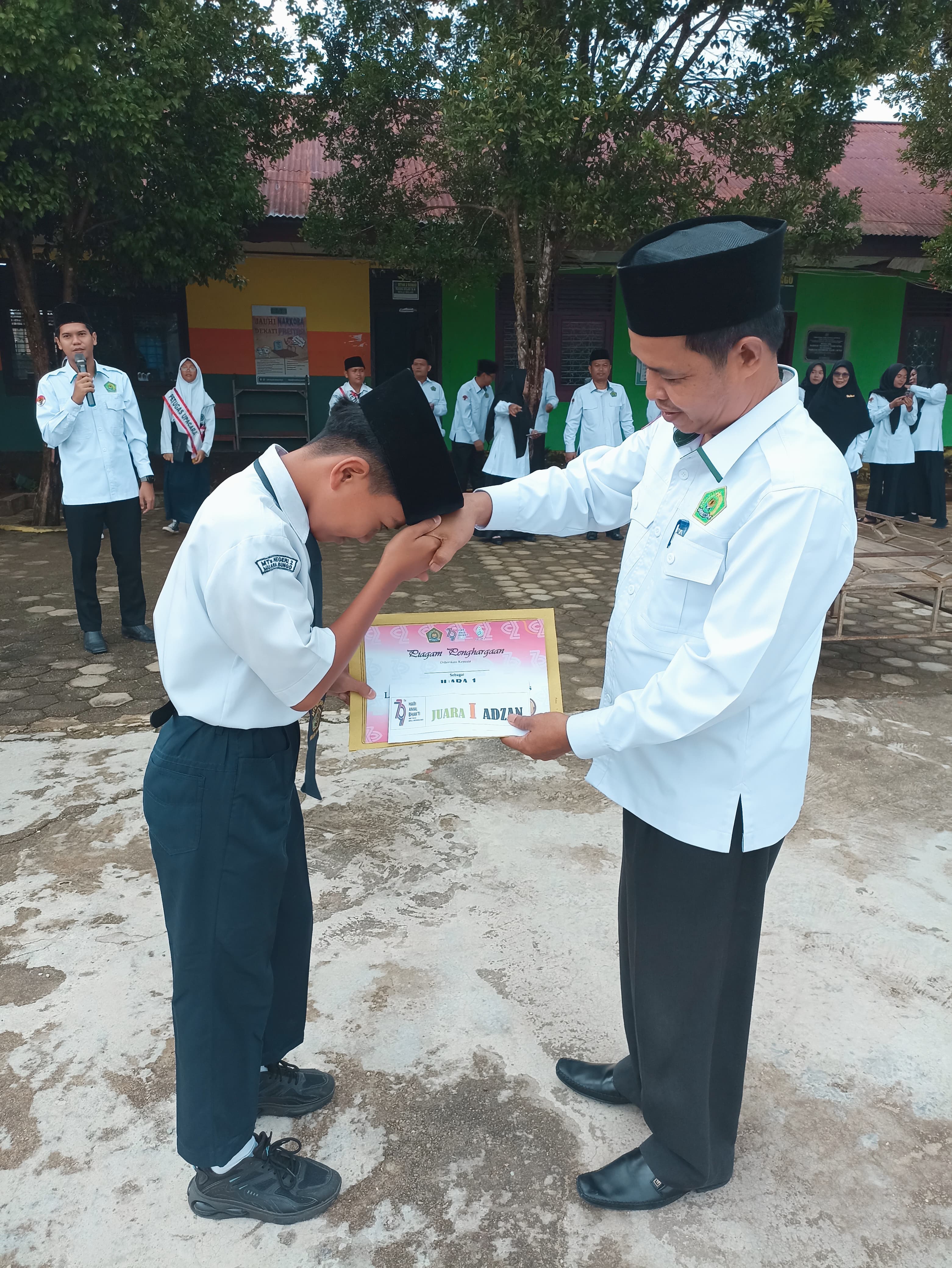 MTsN 2 BUNGO RAIH JUARA 1 AZAN PADA LOMBA HARI AMAL BHAKTI 