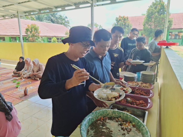 Junjung Tinggi Kedisiplinan, Keluarga Besar MTsN 2 Bungo Budayakan Antrean Tertib Saat Pembagian Nasi Usai Ibadah Kurban