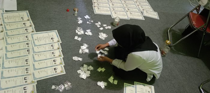 Percepat Distrubusi Dokumen Kelulusan, Petugas TU MTsN 2 Bungo Lakukan Penempelan Foto Ijazah Tahun Ajaran 2025/2026