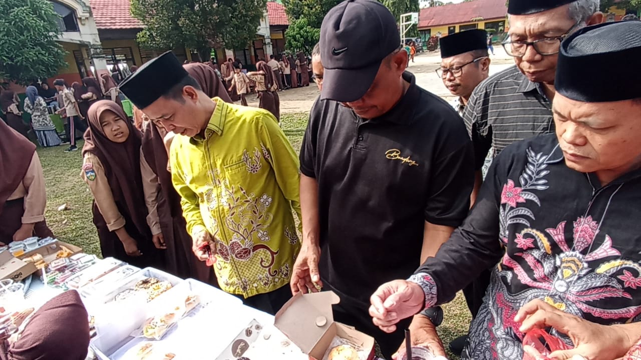 SISWA MTsN BUNGO UNJUK KREATIVITAS DALAM BAZAR JAJANAN TAHUNAN 