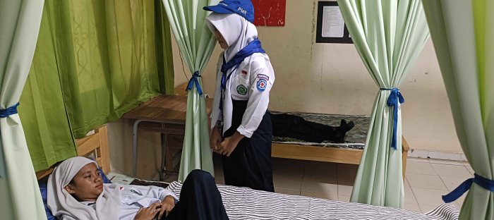 Respons Cepat PMR Siswa Sakit Langsung Mendapat Penanganan