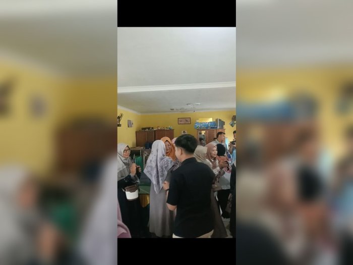 Momen Haru di MTsN 2 Bungo: Usai Rapat Terakhir, Seluruh Guru Gelar Tradisi Maaf-maafan Jelang Idul Fitri Momen Haru di MTsN 2 Bungo: Usai Rapat Terakhir, Seluruh Guru Gelar Tradisi Maaf-maafan Jelang Idul Fitri