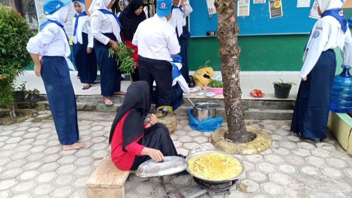 Anggota PMR MTsN 2 Bungo Adakan Masak Bersama di Lapangan