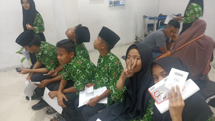 Siswa MTsN 2 Bungo Ambil Buku Rekening PIP di BRI