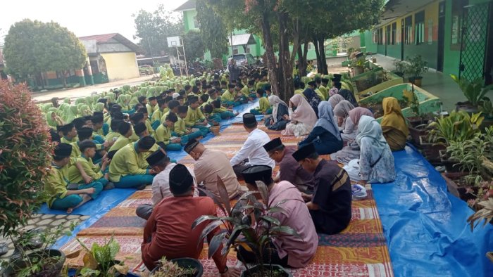 MTsN 2 Bungo Laksanakan Yasinan dan Tahlil Rutin Jumat