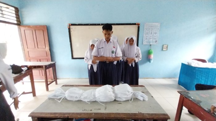 Siswa MTsN 2 Bungo Praktik Shalat Jenazah di Kelas
