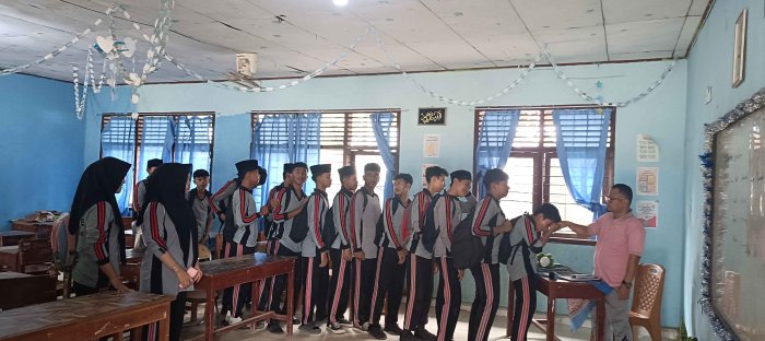 Budayakan Sopan Santun, Siswa MTsN 2 Bungo Rutin Lakukan Tradisi Salaman Sebelum Pulang Sekolah Budayakan Sopan Santun, Siswa MTsN 2 Bungo Rutin Lakukan Tradisi Salaman Sebelum Pulang Sekolah