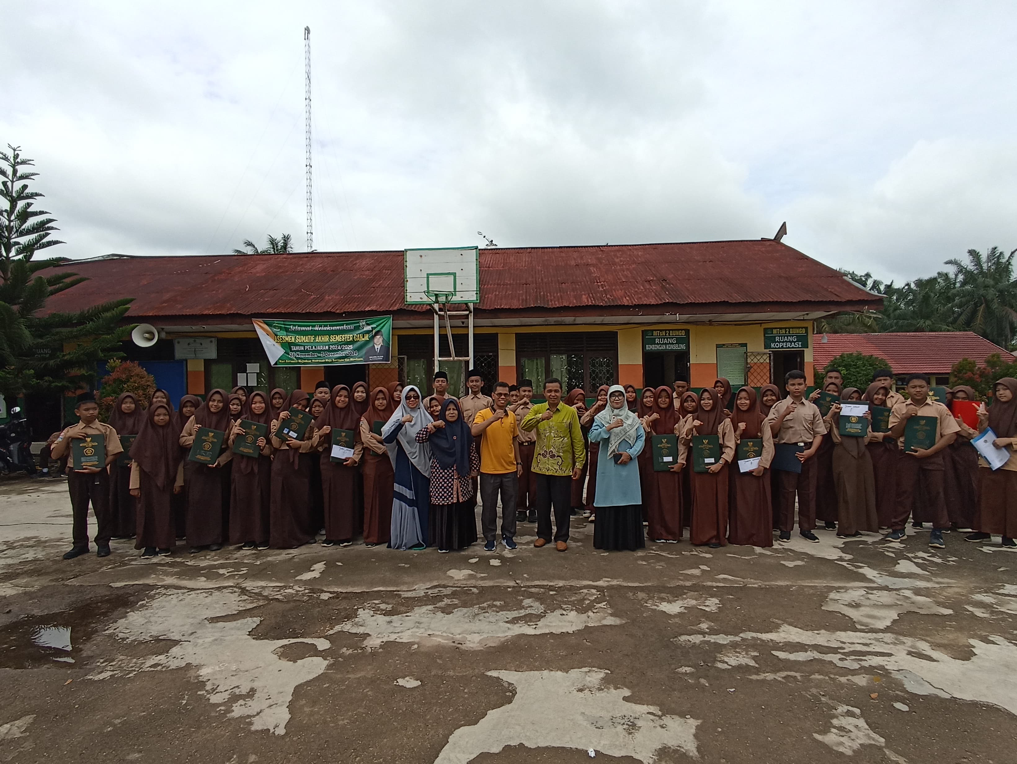 PENERIMAAN RAPORT SEMESTER GANJIL DI MTSN 2 BUNGO 