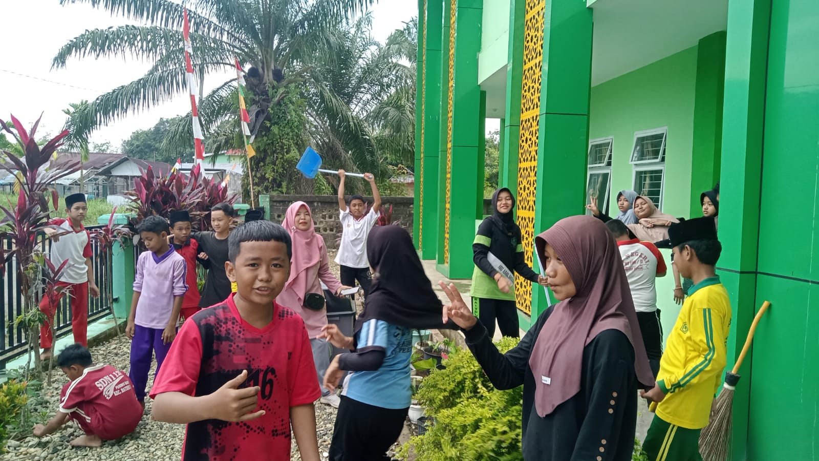 SEMANGGAT KEBERSAMAAN GONTONG ROYONG SATUKAN WARGA MTsN 2 BUNGO