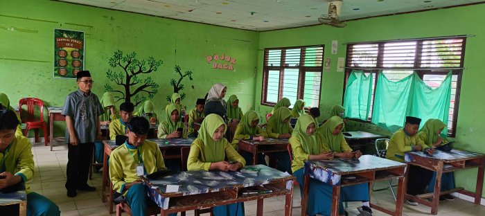 Ketua Panitia Turun Langsung, Pastikan UM Hari Ke-5 di MTsN 2 Bungo Berjalan Tanpa Kendala Ketua Panitia Turun Langsung, Pastikan UM Hari Ke-5 di MTsN 2 Bungo Berjalan Tanpa Kendala