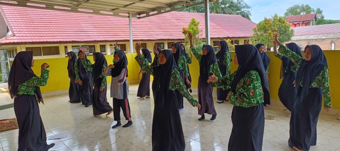 Kreatif dan Kompak, Siswa VIII D Siapkan Tari Spesial untuk Hari Guru Nasional