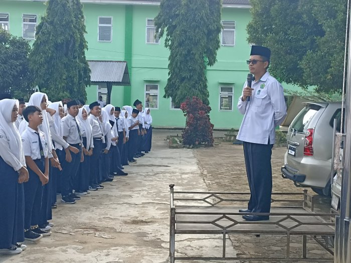 Tingkatkan Kedisiplinan, Waka Kurikulum MTsN 2 Bungo Berikan Arahan Khusus Sebelum KBM