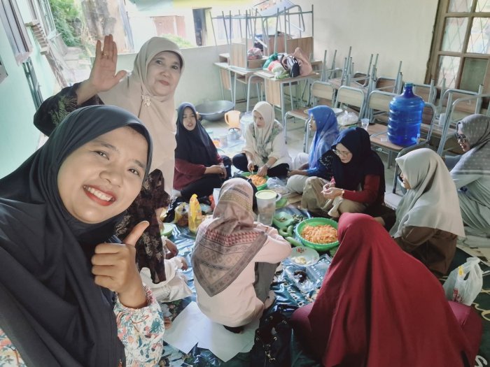 Di Balik Suksesnya Ibadah Kurban, Kekompakan Ibu-Ibu MTsN 2 Bungo Siapkan Kuliner dan Cemilan untuk Tim Penyelenggara Di Balik Suksesnya Ibadah Kurban, Kekompakan Ibu-Ibu MTsN 2 Bungo Siapkan Kuliner dan Cemilan untuk Tim Penyelenggara