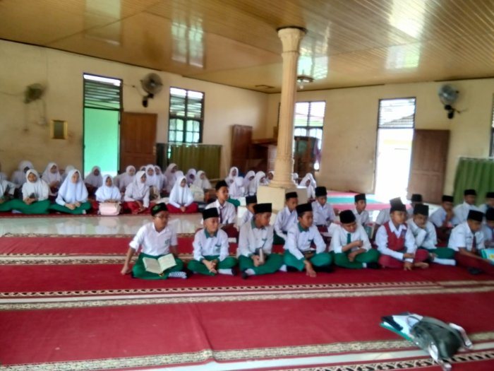 Awal yang Baik Siswa-Siswi Kelas VII MTsN 2 Bungo Antusias Ikuti Hari Pertama Kegiatan Tahfidz